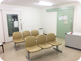 耳鼻咽喉科の待合室は2階です。
