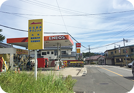 しばらく県道52号を走ると黄色 い看板が見えてきます